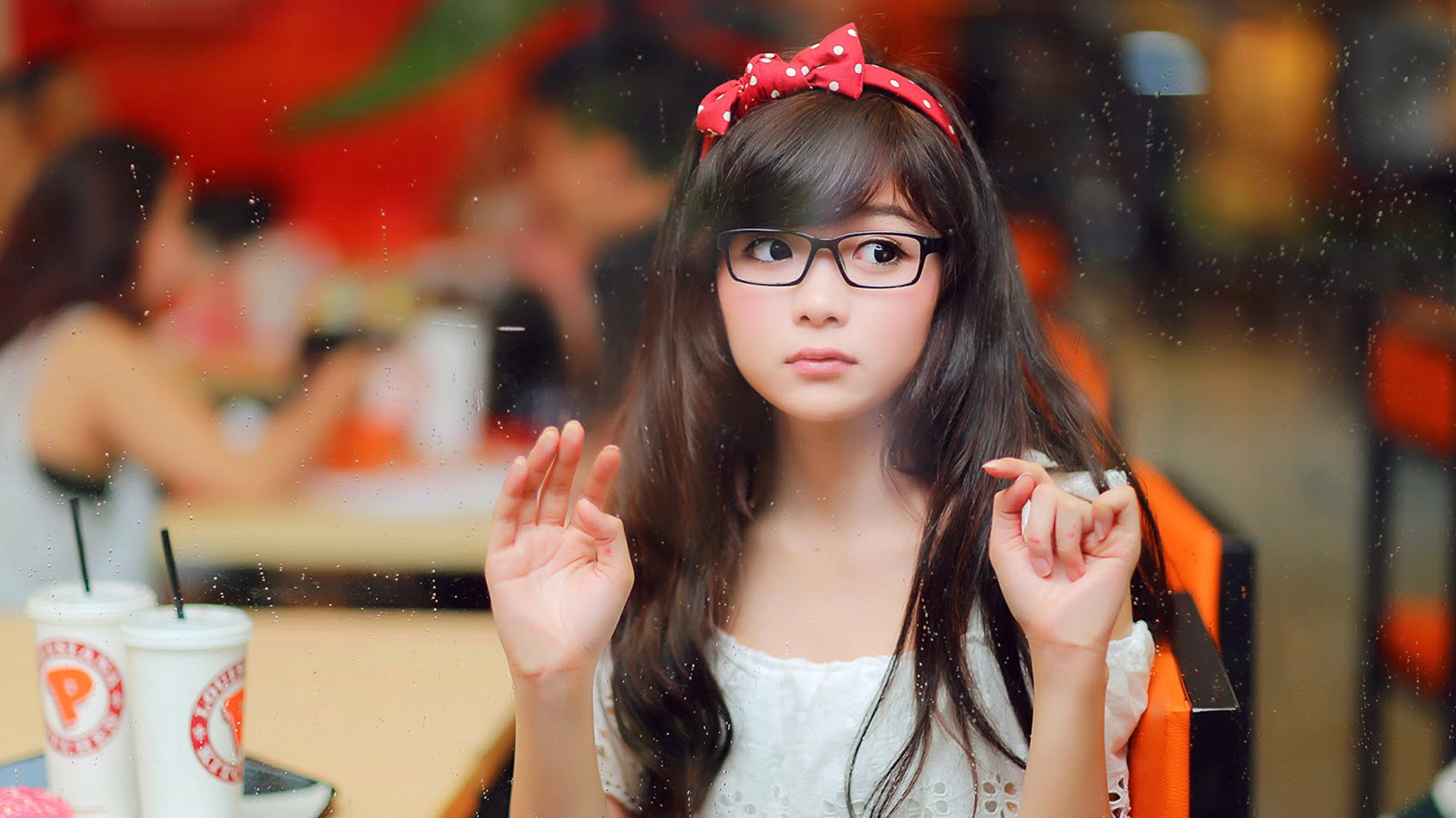 Ảnh nền điện thoại gái xinh cá tính Full HD