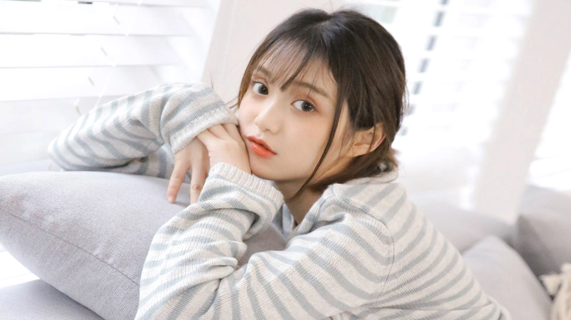 Ảnh nền điện thoại gái xinh nhẹ nhàng Full HD