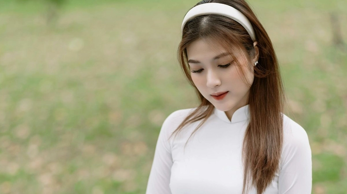 Ảnh nền gái buồn với gam màu lạnh, phù hợp màn hình khóa tối giản