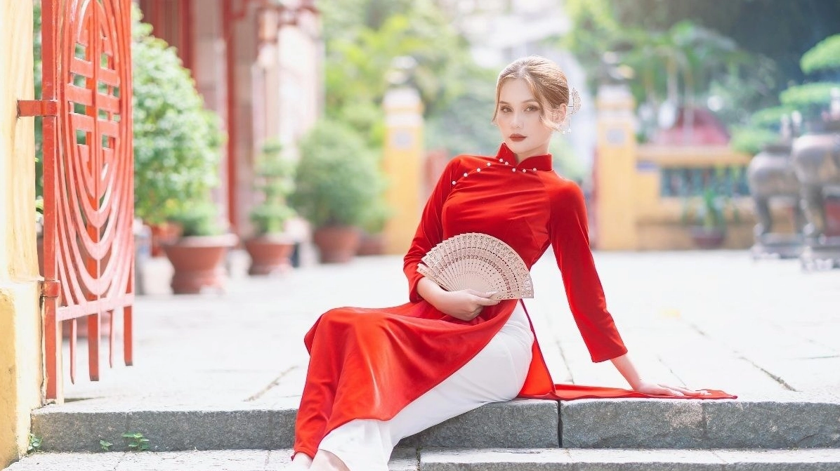 Ảnh nền gái cá tính với nền tối, phù hợp chế độ Dark Mode