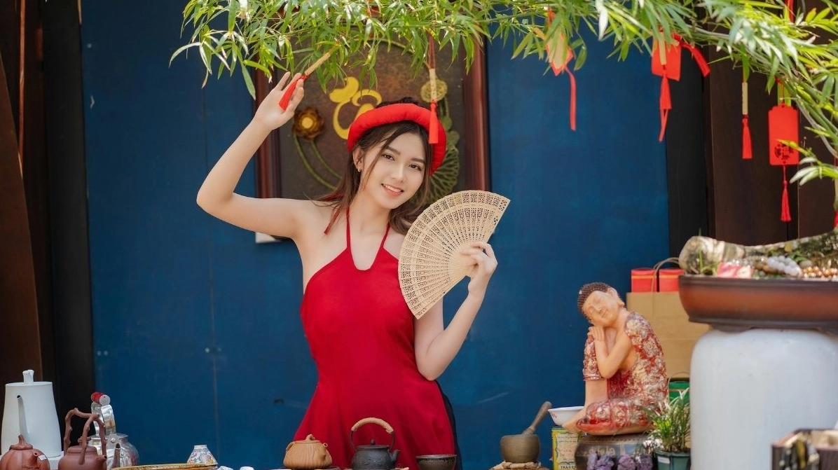 Ảnh nền gái xinh cho laptop với bố cục thoáng đãng và màu sắc dễ chịu