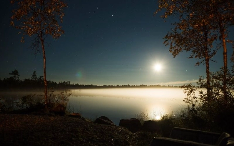 Ảnh những hình ảnh cô gái buồn đẹp nhất qua ánh trăng phản chiếu mặt nước