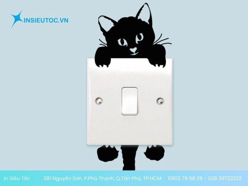 ảnh sticker meme mèo đen đang giữ ổ điện