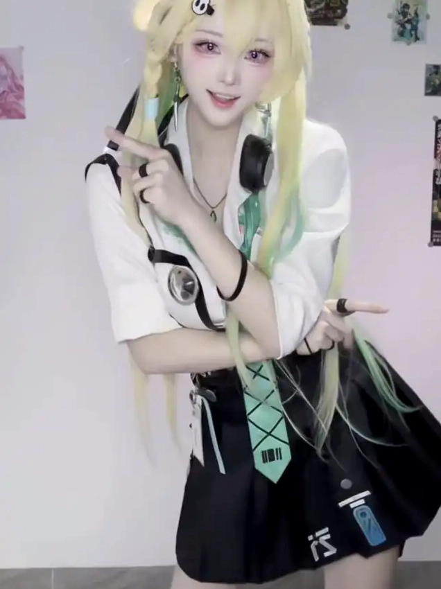 Bộ sưu tập ảnh cosplay anime độc đáo và ấn tượng nhất mọi thời đại 14 Bức ảnh cosplay anime Lynea từ Wuthering Waves với mái tóc vàng highlight xanh và tai nghe phong cách