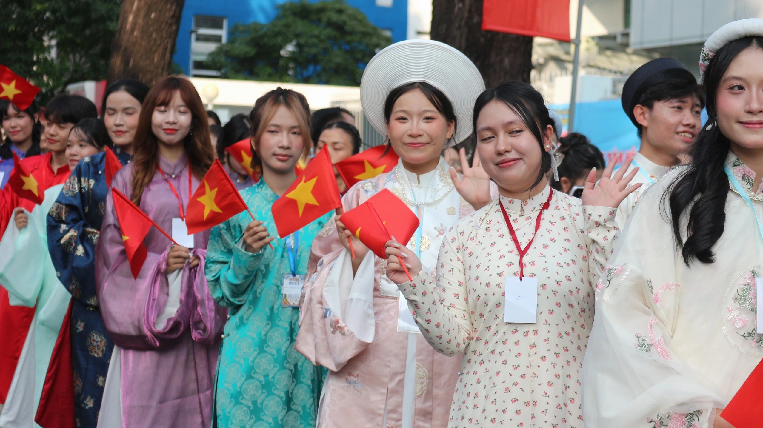 Bộ Sưu Tập Cận Cảnh Những Ảnh Cô Gái Đẹp Nhất Mọi Thời Đại 2 Chân dung cô gái xinh đẹp với ánh mắt hút hồn và mái tóc đen óng ả