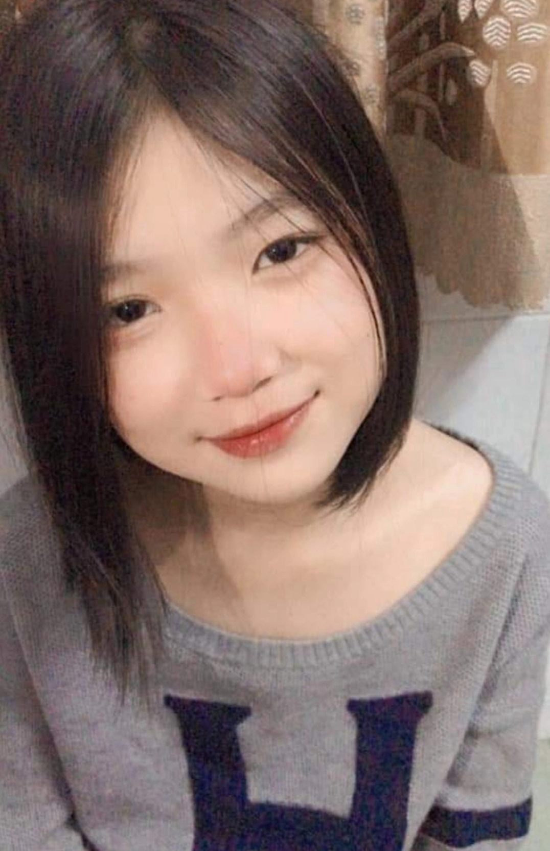 Cô gái 2k10 xinh xắn với mái tóc dài tự nhiên