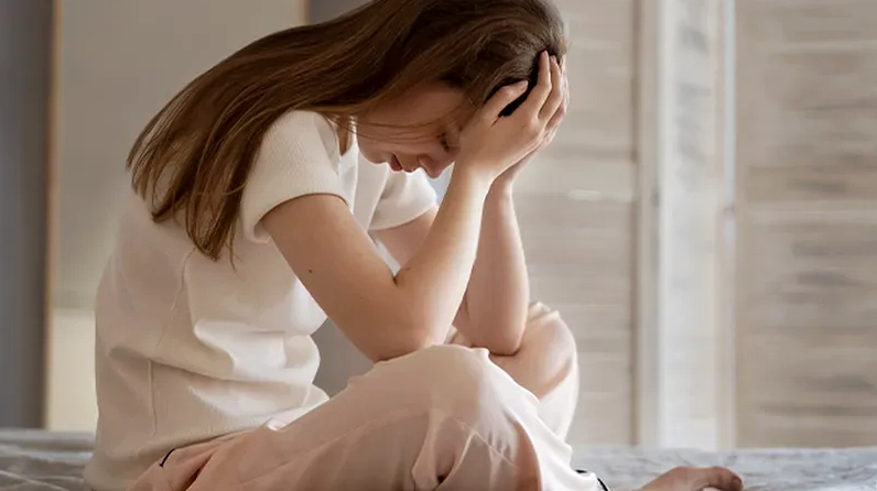 Tuyệt Phẩm Thị Giác Nơi Tâm Hồn Bộ Ảnh Gái Xinh Khóc Buồn Sâu Lắng 4 Cô gái buồn lặng lẽ, ánh mắt chứa đựng nỗi niềm chưa kể