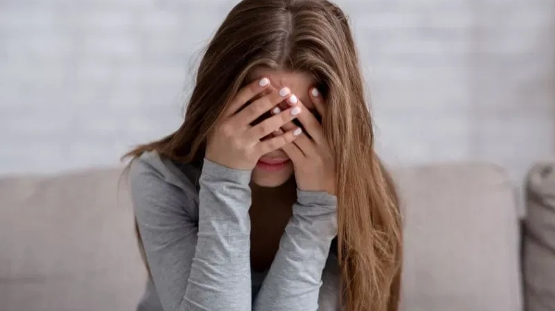 Tuyệt Phẩm Thị Giác Nơi Tâm Hồn Bộ Ảnh Gái Xinh Khóc Buồn Sâu Lắng 3 Cô gái buồn với ánh mắt xa xăm, tạo nên một không gian tĩnh lặng