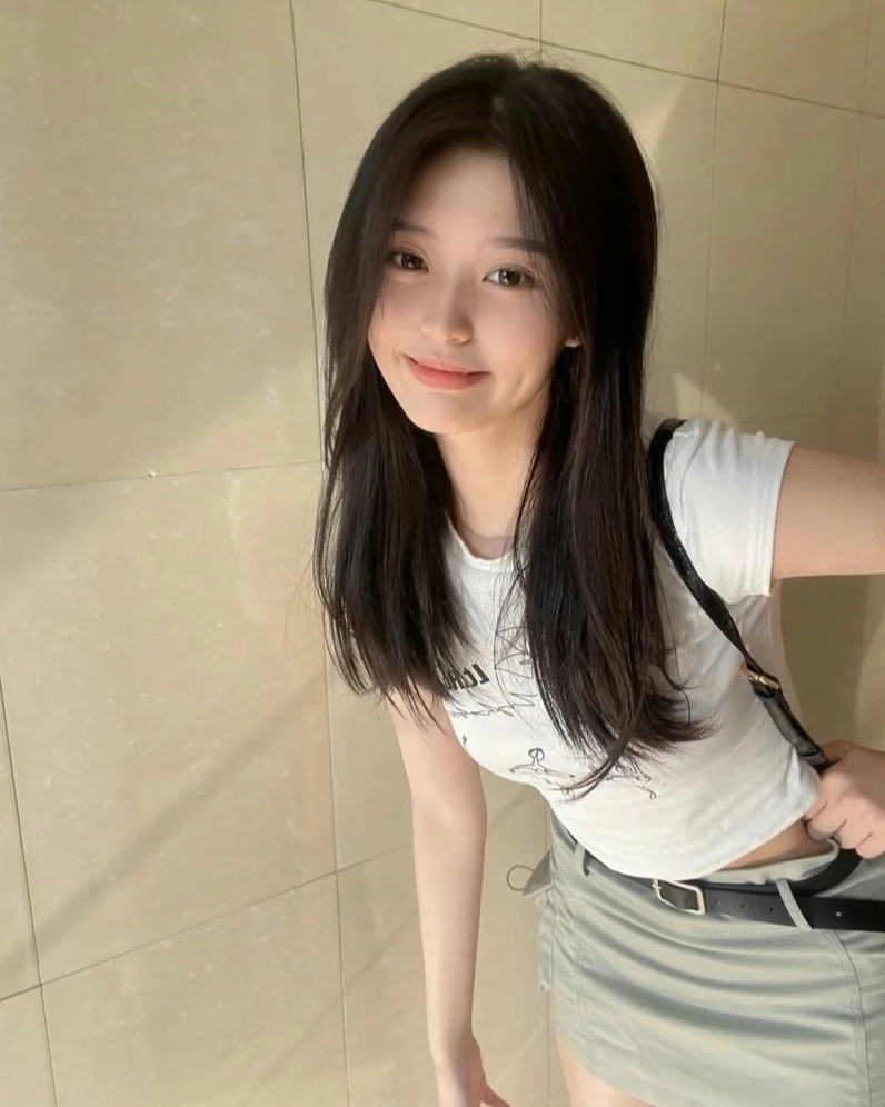 Cô gái Douyin khoe phong cách độc đáo với trang phục ấn tượng