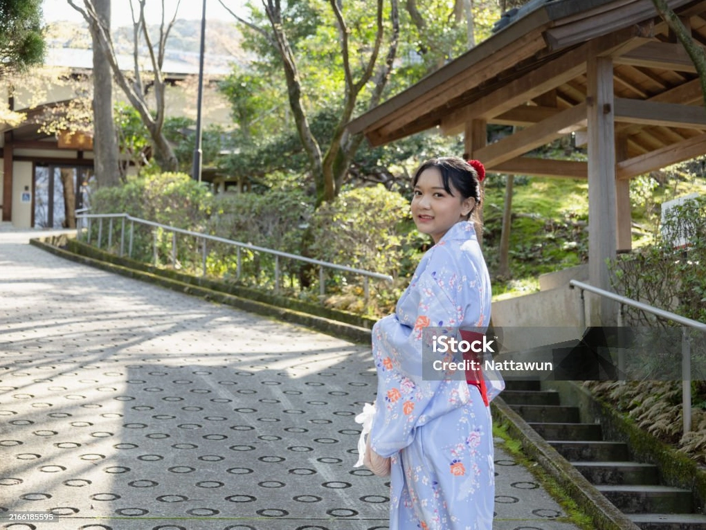 Bộ Sưu Tập Cận Cảnh Ảnh Gái Xinh Mặc Kimono Đẹp Tuyệt Mỹ 2 Cô gái xinh đẹp mặc kimono giữa vườn hoa anh đào nở rộ