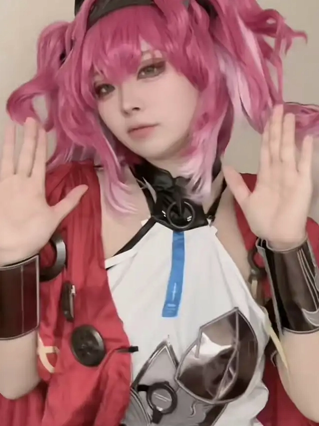 Bộ sưu tập ảnh cosplay anime độc đáo và ấn tượng nhất mọi thời đại 5 Cosplay anime Lupa từ Wuthering Waves tạo dáng năng động với trang phục và phụ kiện tỉ mỉ