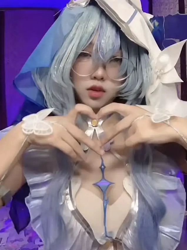 Bộ sưu tập ảnh cosplay anime độc đáo và ấn tượng nhất mọi thời đại 10 Cosplay anime Shorekeeper với tóc xanh nhạt và tạo dáng hình trái tim đáng yêu