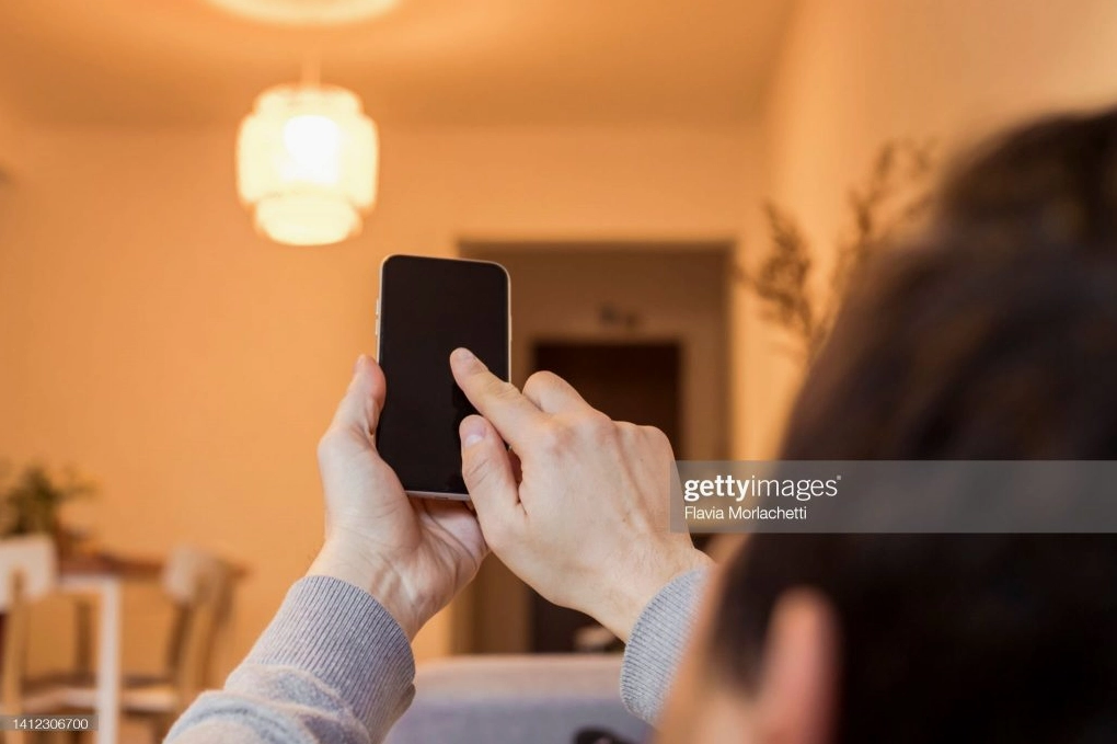 Điều khiển đèn thông minh qua smartphone và giọng nói