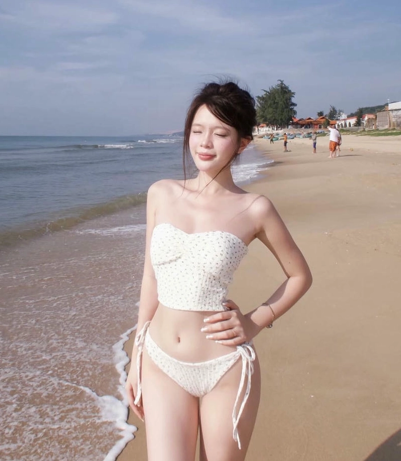 Gái đẹp bikini trắng với body cực phẩm