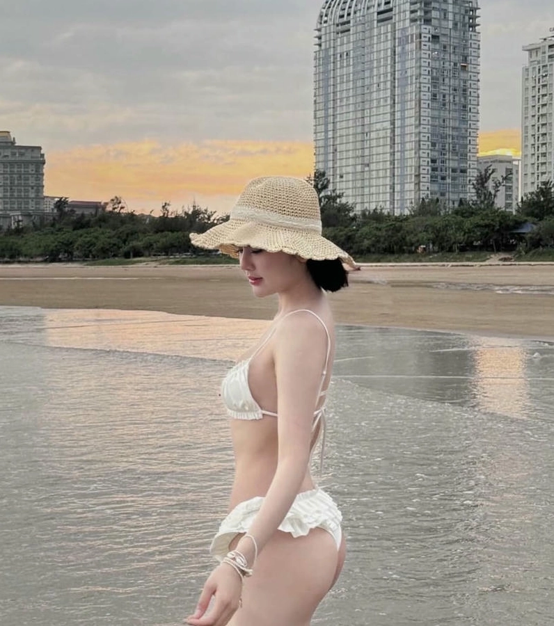 Gái xinh chân trắng tươi cười rạng ngời trong bikini