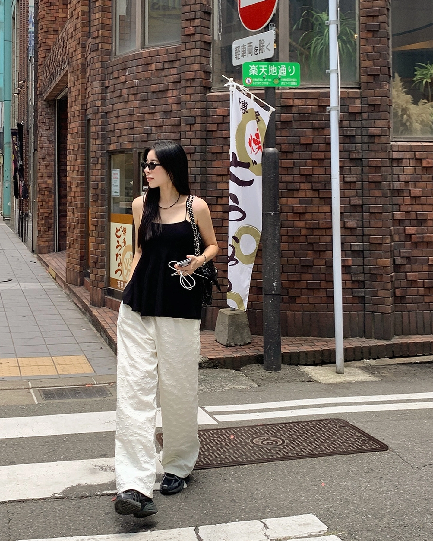 Bộ sưu tập ảnh gái xinh mặc áo hai dây khoe nét quyến rũ hút hồn 17 Gái xinh diện áo hai dây màu be tinh tế và thanh lịch