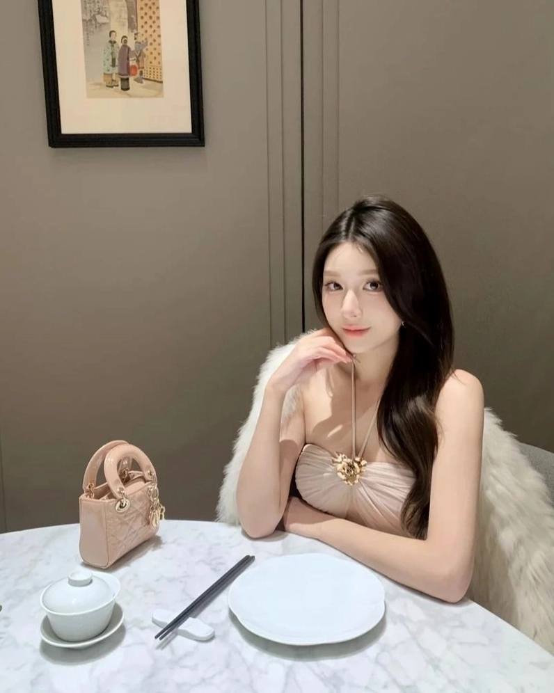 Gái xinh Douyin quyến rũ với thần thái tự tin
