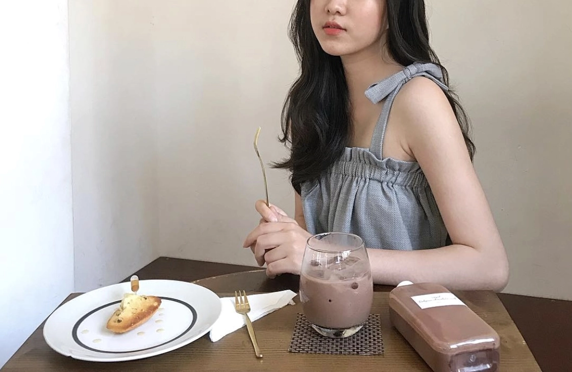 Bộ sưu tập ảnh gái xinh mặc áo hai dây khoe nét quyến rũ hút hồn 11 Gái xinh mặc áo hai dây buộc nơ vai cách điệu đẹp mắt