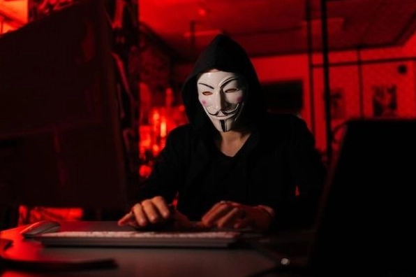 Hacker Man meme với phong cách retro và màn hình xanh