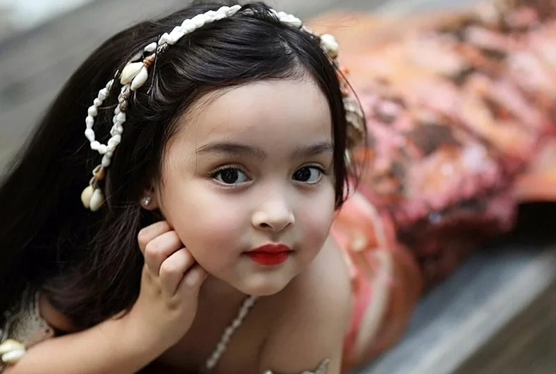 Bộ sưu tập ảnh bé gái dễ thương và những khoảnh khắc đáng yêu mê hoặc 8 Hình ảnh bé gái đáng yêu trong trang phục tươi sáng, làm cho người xem không thể rời mắt