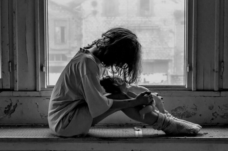 Hình ảnh cô gái buồn chán nản, đẹp một cách lạ thường