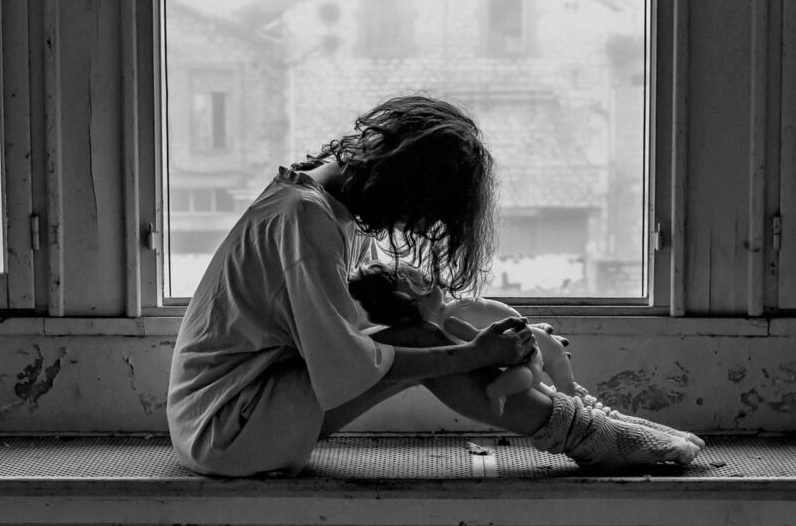 Hình ảnh cô gái buồn chán nản với ánh mắt vô hồn