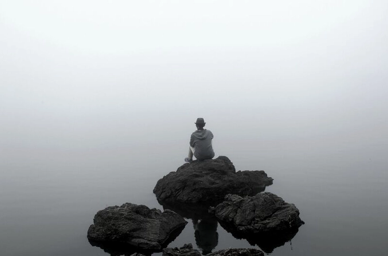 Hình ảnh cô gái buồn đang suy nghĩ, chìm đắm trong nỗi buồn đen trắng