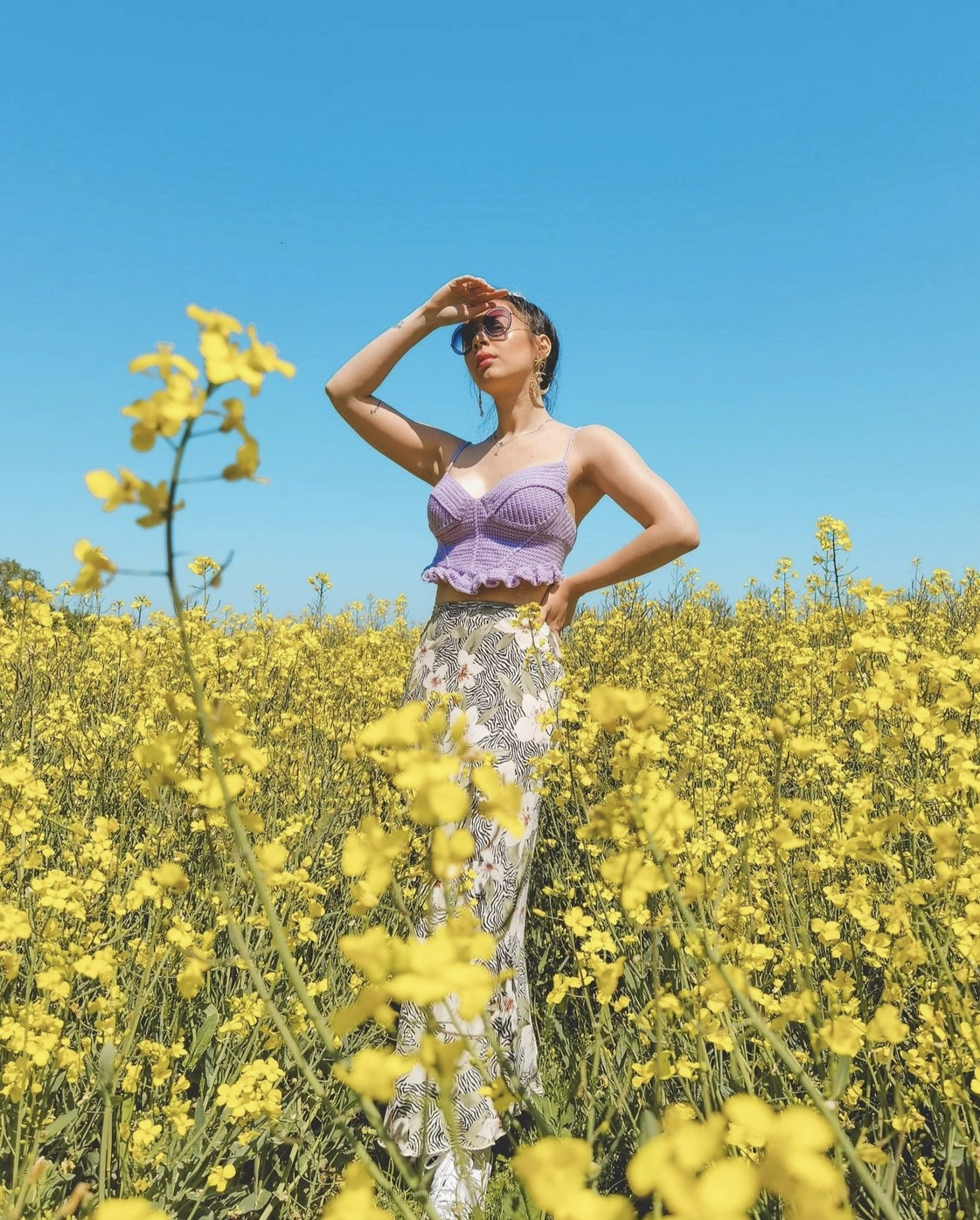 Bộ sưu tập ảnh gái xinh mặc áo hai dây khoe nét quyến rũ hút hồn 6 Hình ảnh cô gái xinh đẹp với áo hai dây crochet thủ công độc đáo