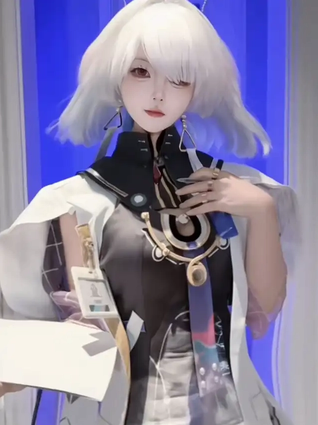 Bộ sưu tập ảnh cosplay anime độc đáo và ấn tượng nhất mọi thời đại 15 Hình ảnh cosplay anime Mornye với mái tóc trắng ngắn và đôi mắt đỏ rực rỡ