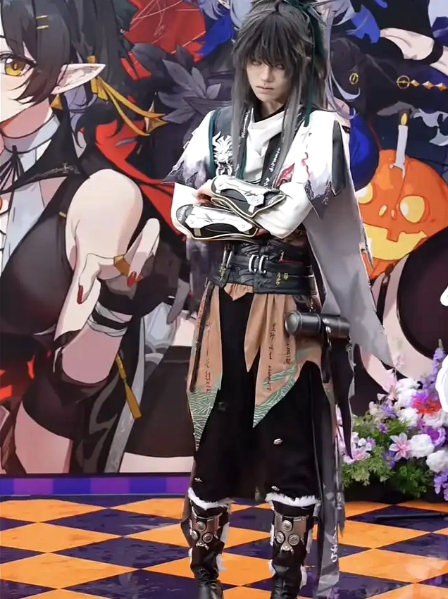 Bộ sưu tập ảnh cosplay anime độc đáo và ấn tượng nhất mọi thời đại 8 Hình ảnh cosplay anime Qiuyuan từ Wuthering Waves với trang phục phức tạp và thần thái tự tin