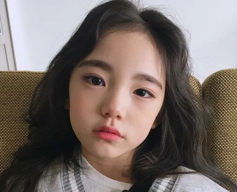 Bộ sưu tập ảnh bé gái dễ thương và những khoảnh khắc đáng yêu mê hoặc 4 Hình ảnh em bé gái dễ thương với vẻ ngây thơ và đôi mắt sáng long lanh, thu hút mọi người