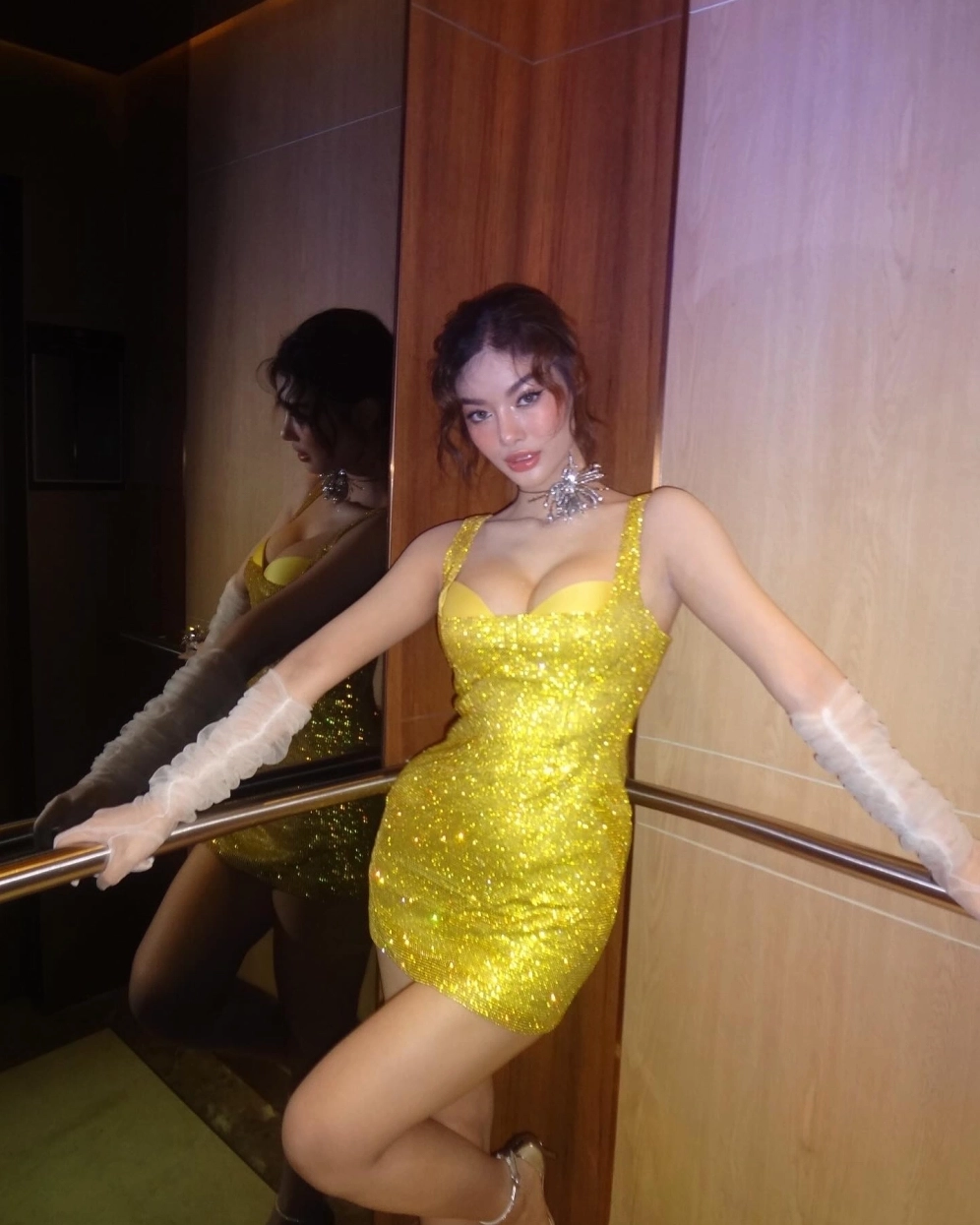 Hình ảnh gái xinh 2k5 với ánh mắt mơ màng, dễ thương