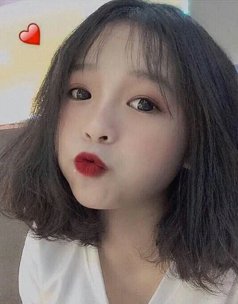 Hình ảnh gái xinh 2k8 dễ thương với mái tóc bồng bềnh