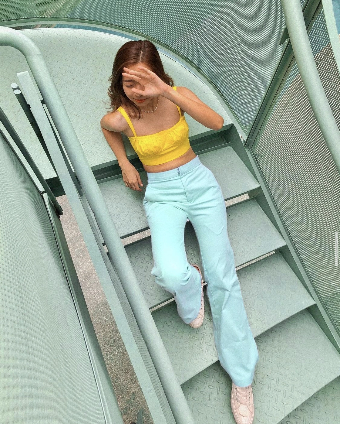 Bộ sưu tập ảnh gái xinh mặc áo hai dây khoe nét quyến rũ hút hồn 12 Hình ảnh gái xinh diện áo hai dây cúp ngực màu vàng nổi bật