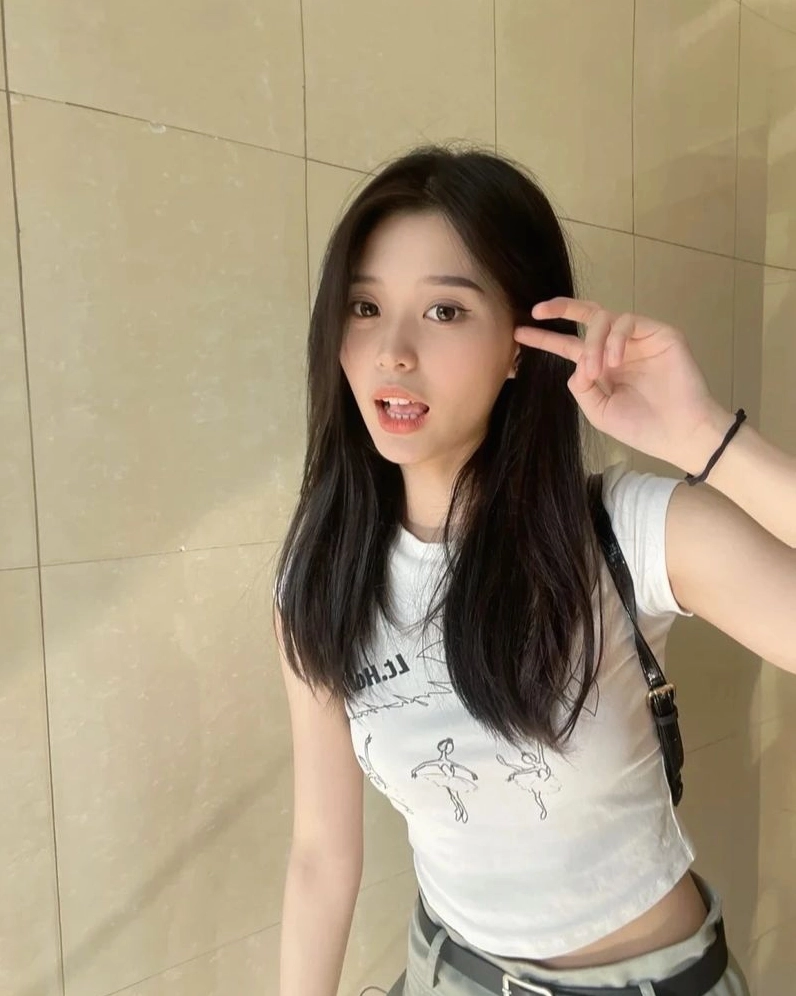 Hình ảnh gái xinh Douyin mùa hè với outfit năng động