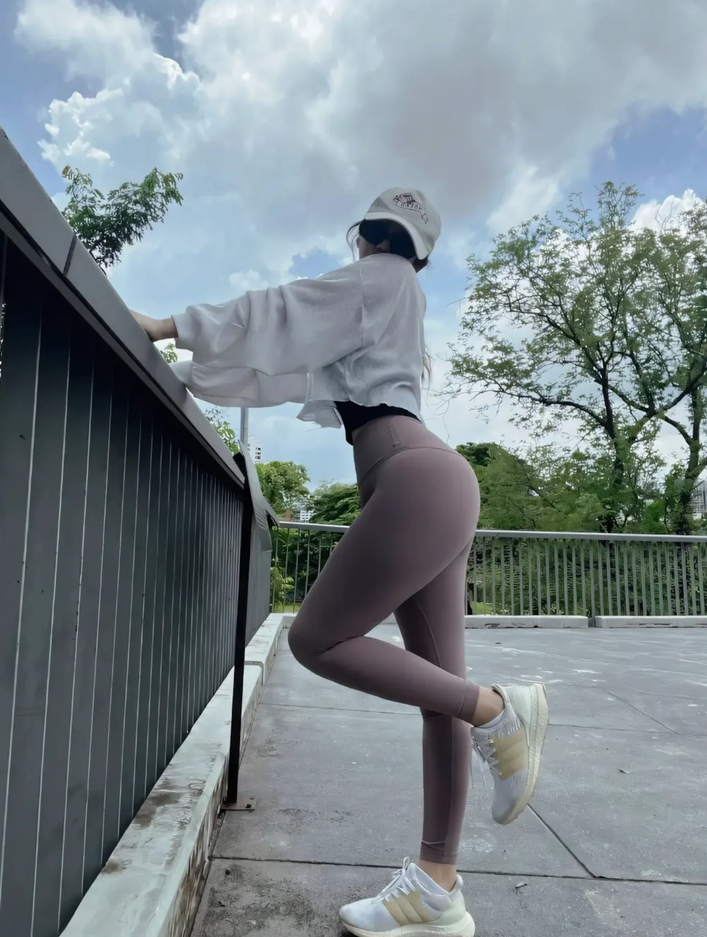 Bộ Sưu Tập Cận Cảnh Ảnh Gái Xinh Mạng Đang Gây Bão Cộng Đồng 3 Hình ảnh gái xinh mạng diện quần legging bó sát tôn đường cong