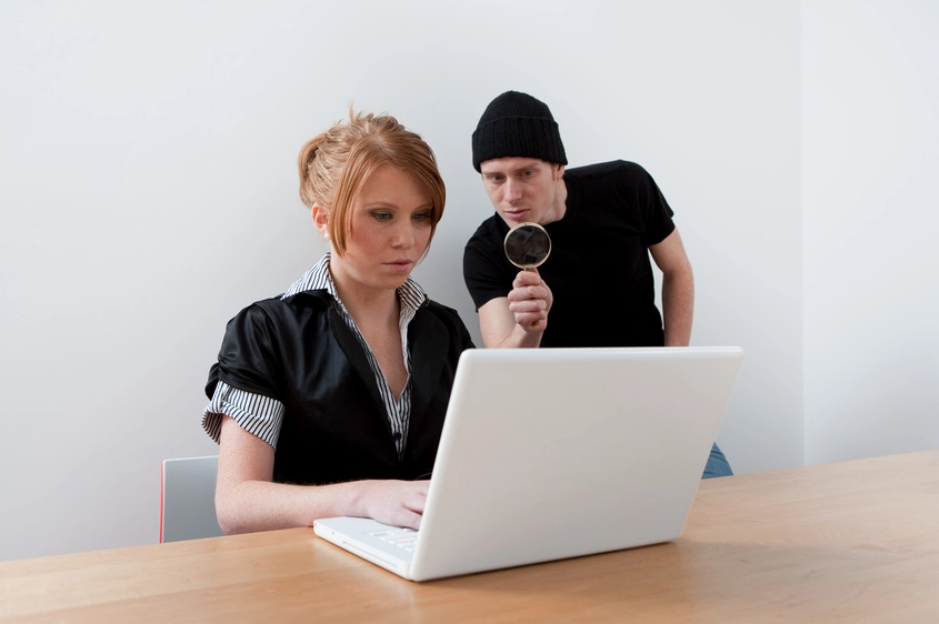 Hình ảnh meme hacker dùng kính lúp để soi chi tiết mã code