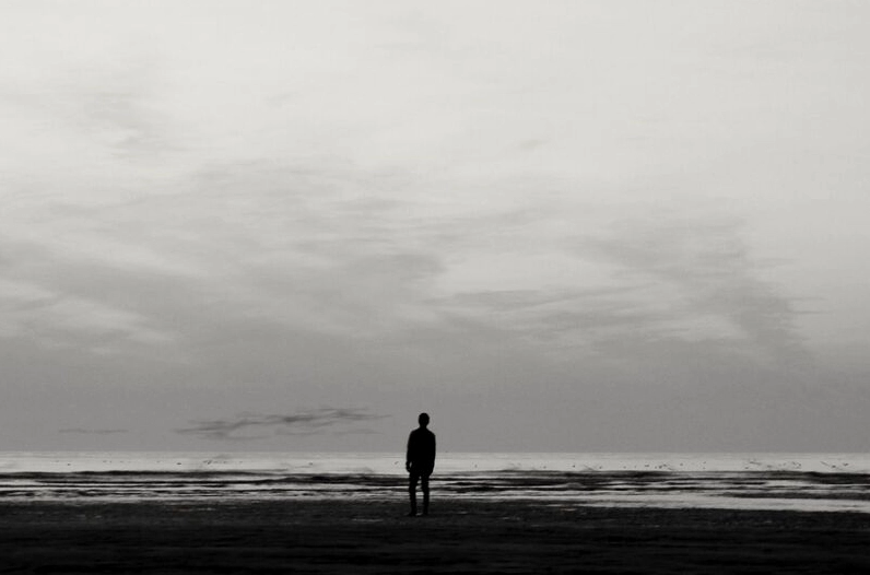 Hình ảnh một cô gái buồn chán nản trong không gian đen trắng