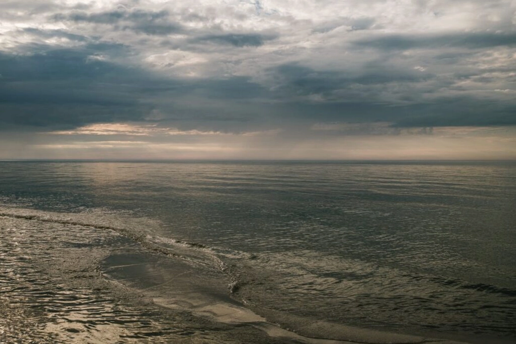 Hình ảnh phong cảnh tâm trạng buồn, như đang ôm lấy nỗi buồn của cô gái