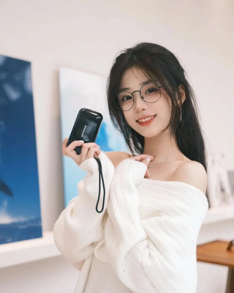 Hình gái đẹp Douyin tạo dáng với máy ảnh đầy nghệ thuật