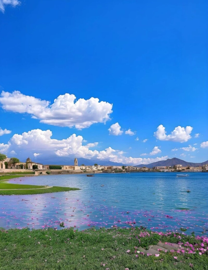 Hình nền bầu trời trong xanh với những tầng mây cao vút