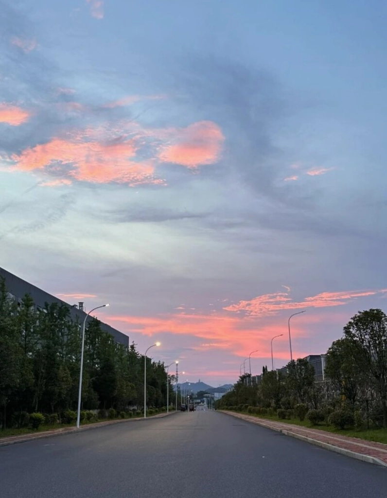 Hình nền bầu trời với ánh sáng bình minh ấm áp