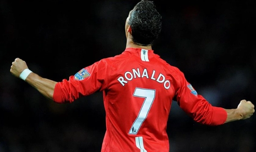 Tuyệt đỉnh bộ sưu tập hình nền bóng đá 4k: Cận cảnh huyền thoại 3 Hình nền bóng đá 4K của Cristiano Ronaldo trong màu áo thi đấu