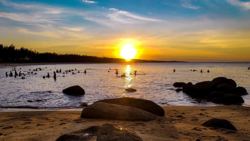 Bộ Sưu Tập Hình Nền Chill Đẹp Mắt Đưa Bạn Đến Không Gian Thư Giãn 5 Hình nền chill hoàng hôn trên mặt hồ với chiếc thuyền đơn độc