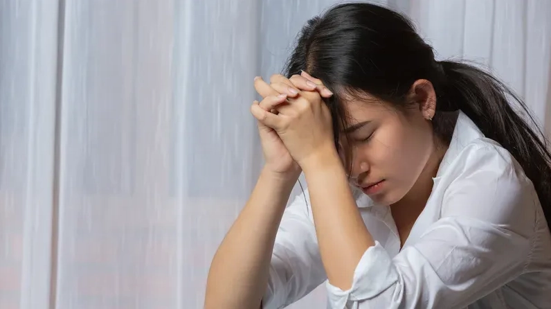 Tuyệt Phẩm Thị Giác Nơi Tâm Hồn Bộ Ảnh Gái Xinh Khóc Buồn Sâu Lắng 5 Hình nền cô gái buồn nhẹ nhàng, đầy cảm xúc thích hợp cho không gian tĩnh