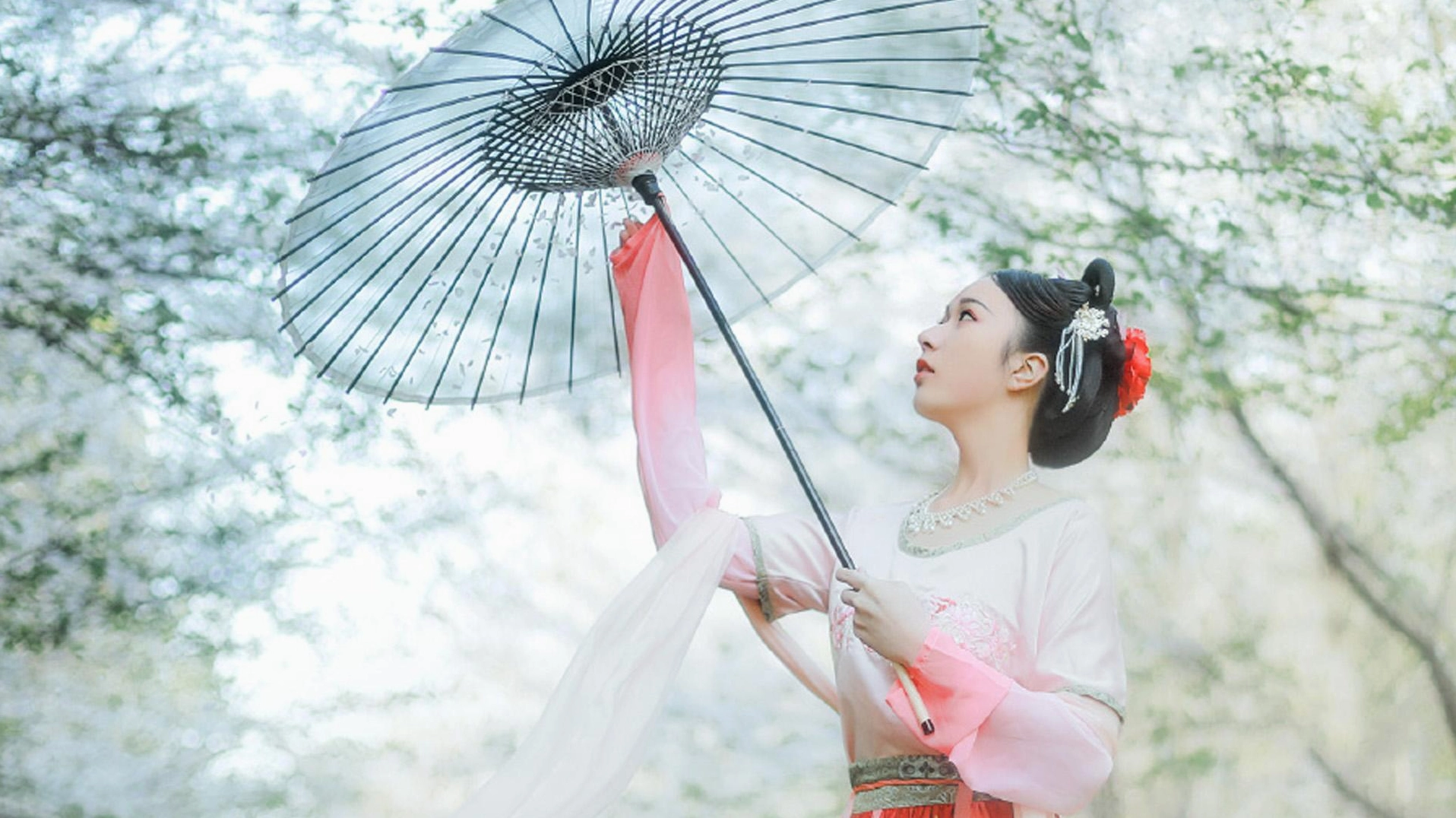 Hình nền cổ trang cô gái che ô dưới cơn mưa lãng mạn