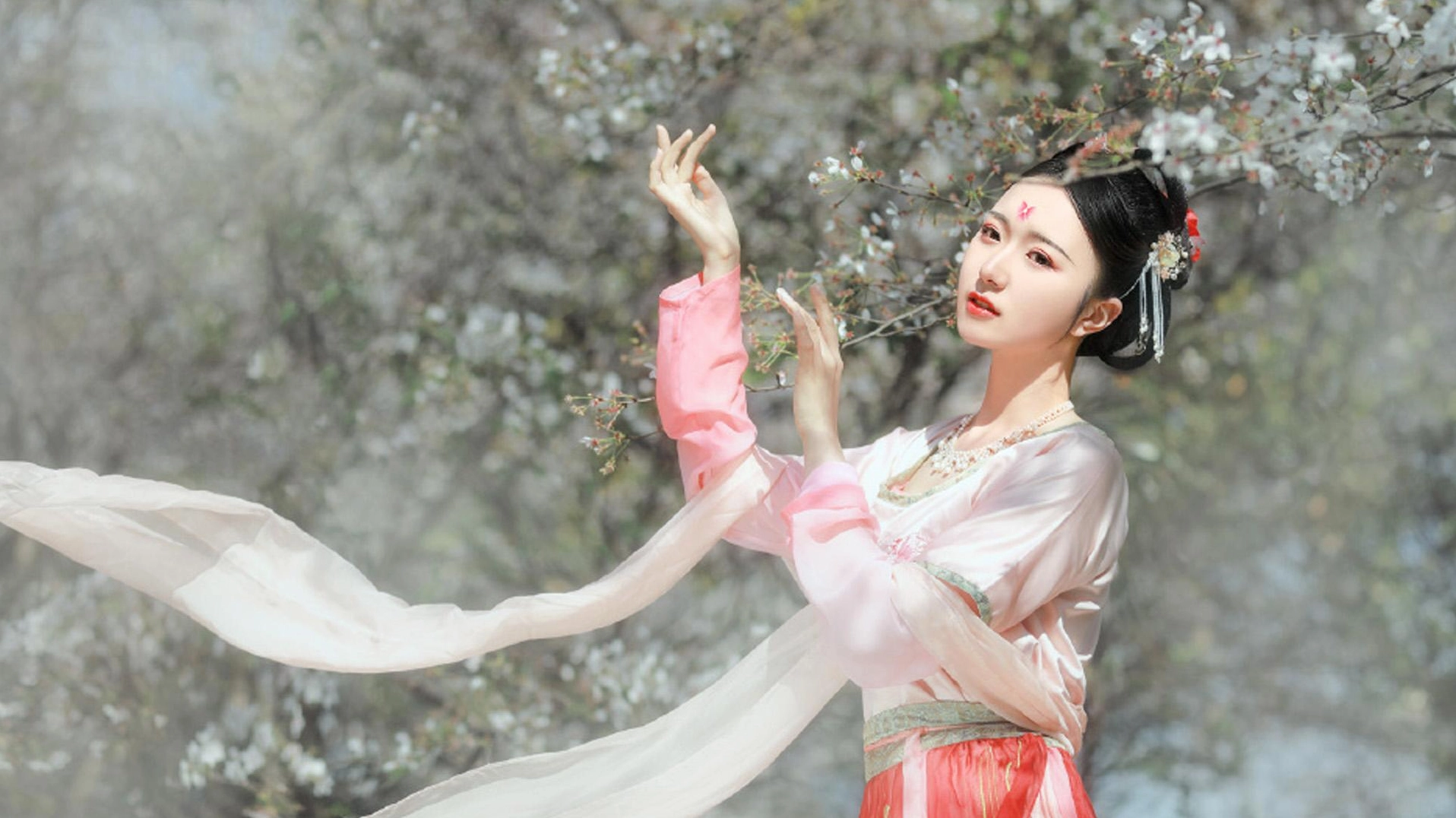 Hình nền cổ trang cô gái dịu dàng trong trang phục truyền thống