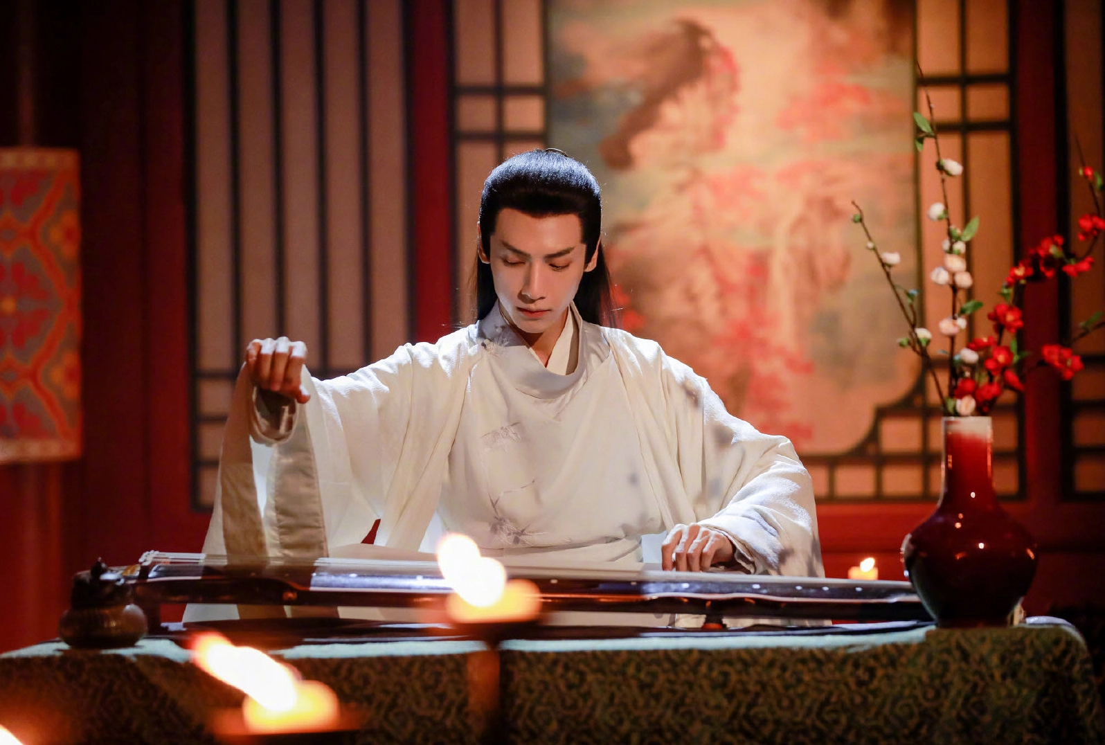 Hình nền cổ trang mỹ nam ngồi đánh đàn giữa cảnh sắc thiên nhiên