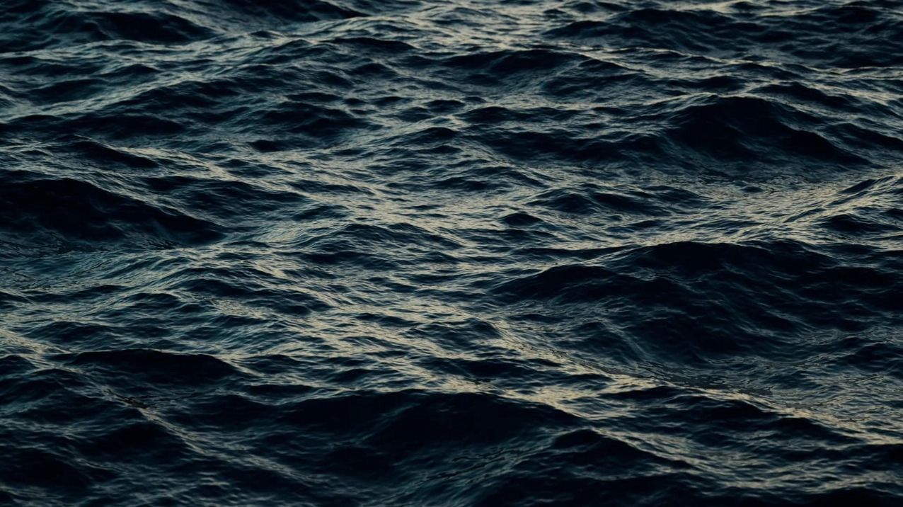 Hình nền đẹp thiên nhiên sóng biển dữ dội trong cơn bão