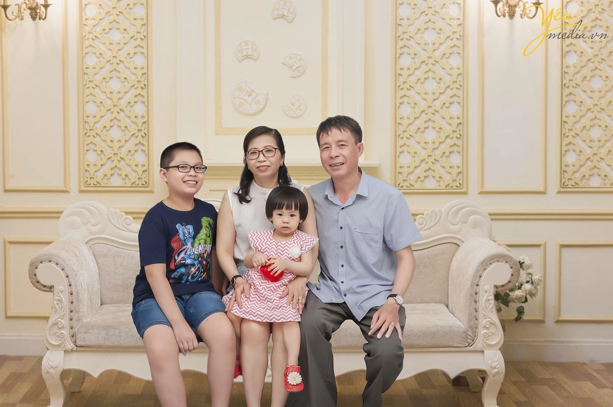 Hình nền gia đình chụp ảnh trong studio với trang phục truyền thống